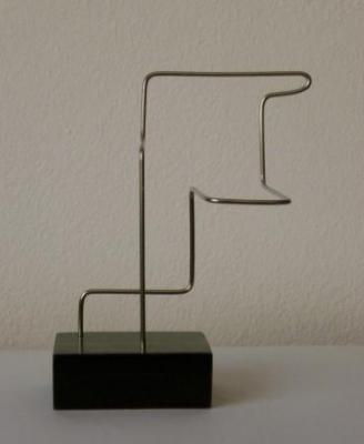 Escultura "Descrición lineal no espacio III"