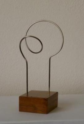 Escultura "Descrición lineal no espacio XVII"