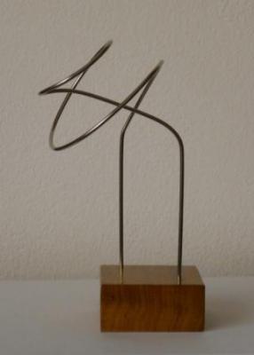 Escultura "Descrición lineal no espacio XV"