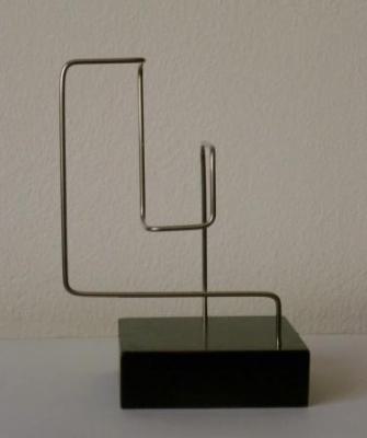 Escultura "Descrición lineal no espacio II"
