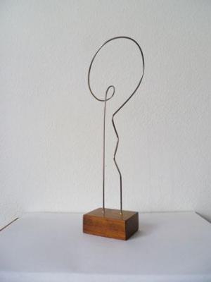 Escultura "Descricin lineal no espacio XXVIII"